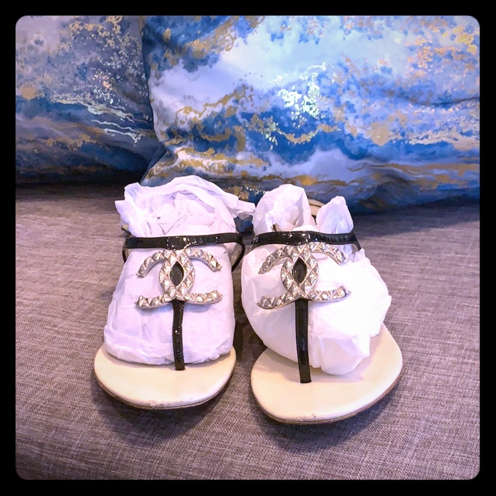 Chanel logo flats